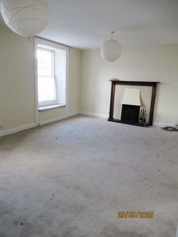 Property photo 3 of 15 Lounge