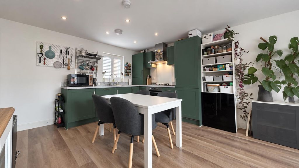 Property photo 2 of 14 EE7Fc1A7-628F-46F8-A327-8F70F8Efa1B9.Png
