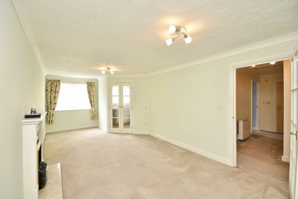 Property photo 1 of 14 Living Room