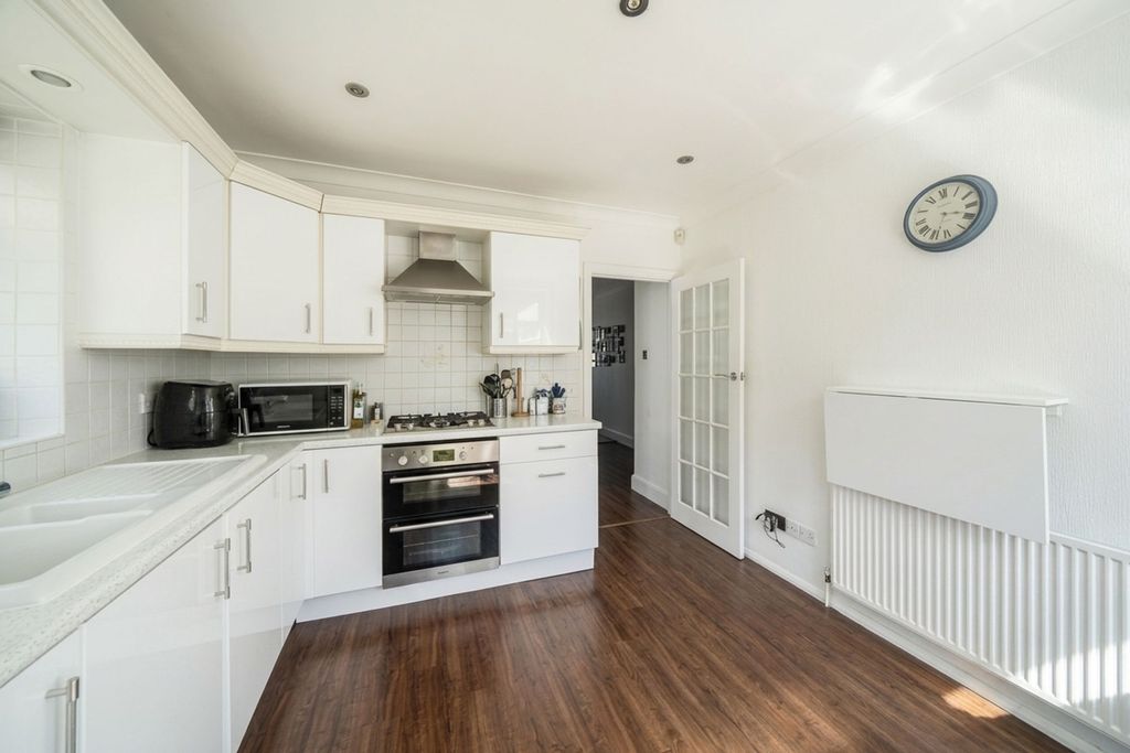 Property photo 3 of 19 Kitchen