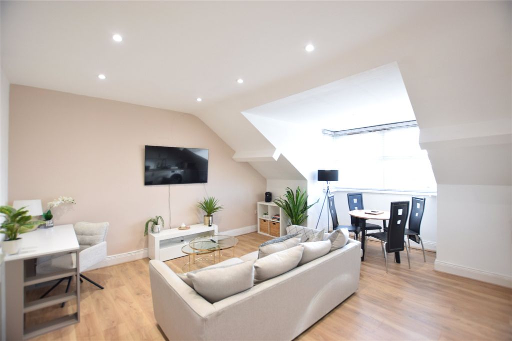 Property photo 2 of 9 Living Room/Kitchen