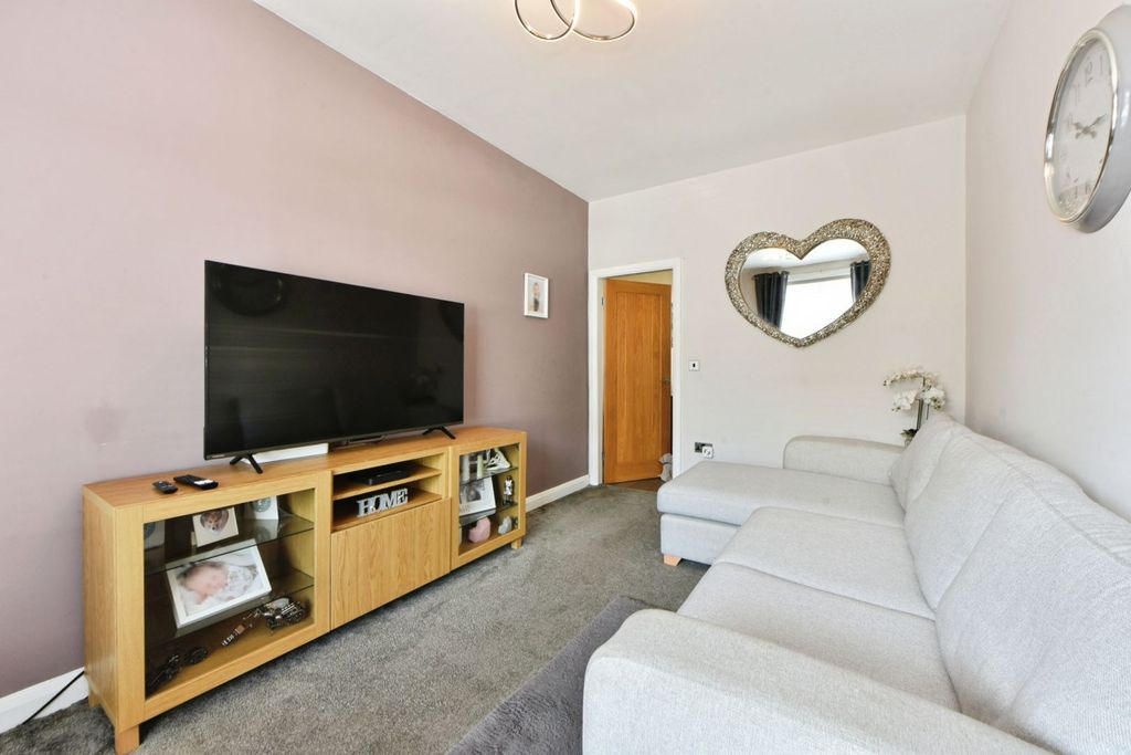 Property photo 2 of 16 Lounge