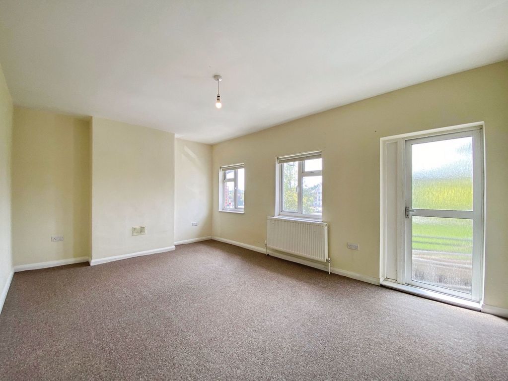 Property photo 1 of 7 Livingroom