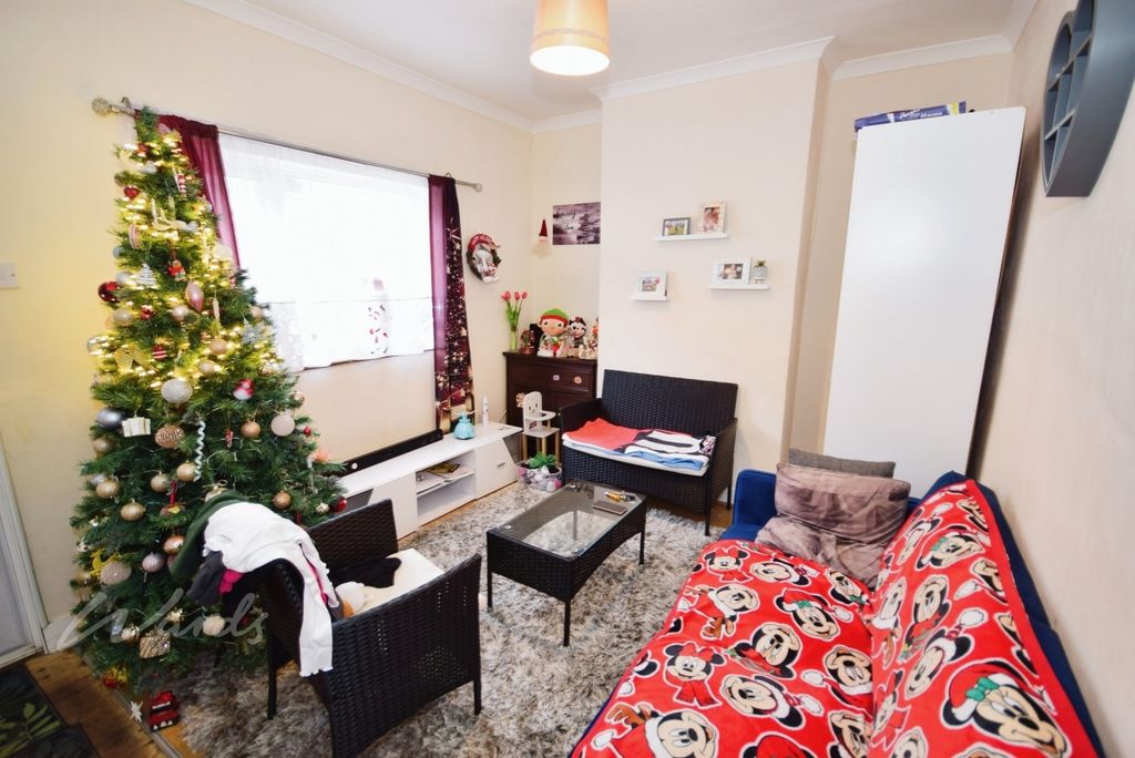 Property photo 3 of 6 Luton Lounge