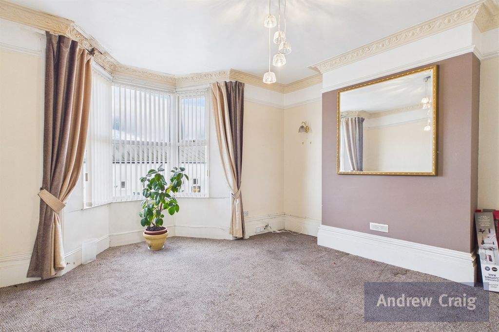 Property photo 3 of 14 Lounge