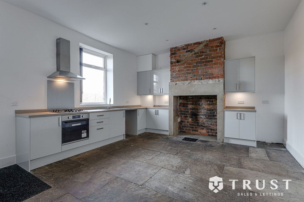 Property photo 3 of 33