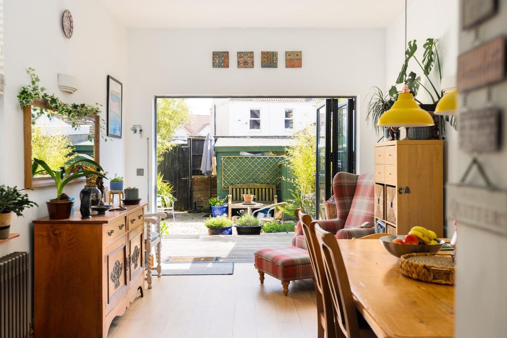 Property photo 1 of 24 28 Victoria Park Road, Bs16-27.Jpg