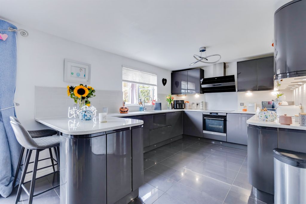 Property photo 2 of 32