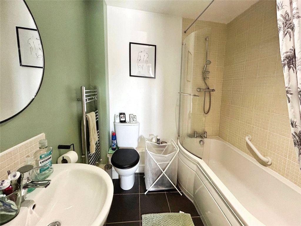 Property photo 3 of 9 Bathroom