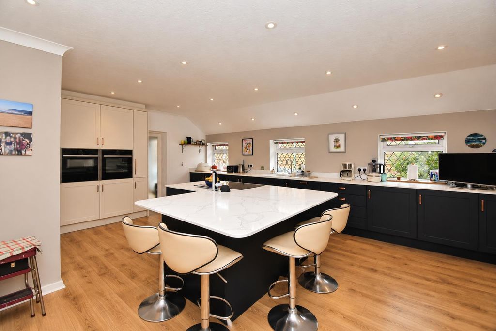 Property photo 2 of 28 Breakfast Kitchen