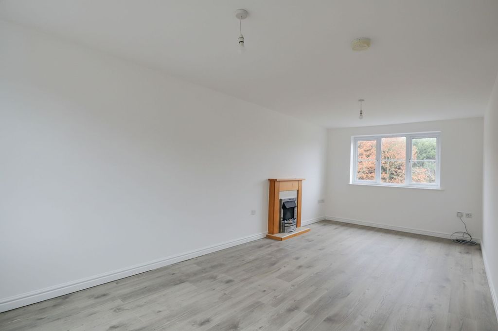 Property photo 3 of 9 Sitting/Dining Space