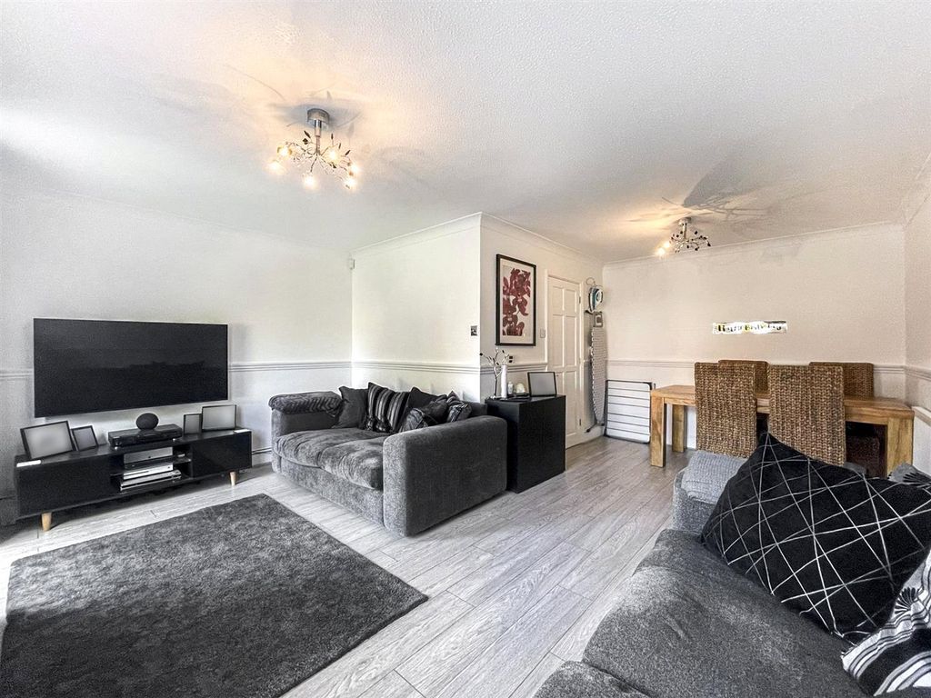 Property photo 2 of 11 Lounge