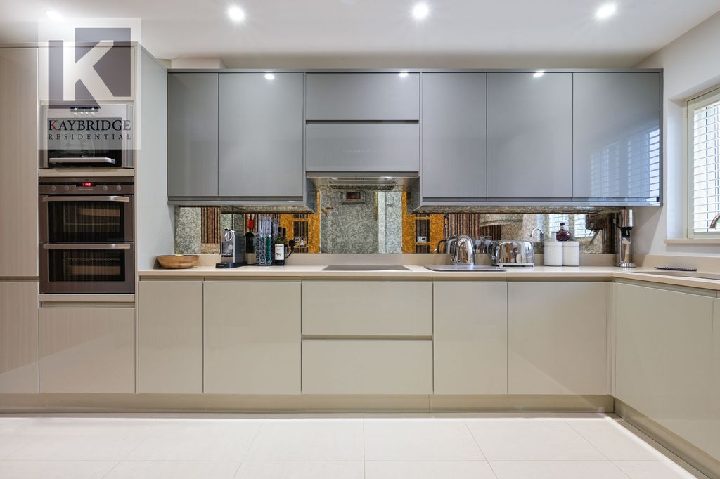 Property photo 3 of 23 Parkview Way, Epsom - Kt19 8Fa