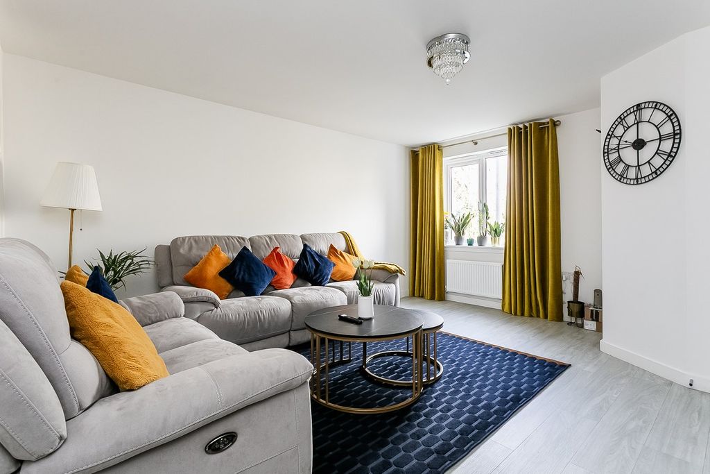 Property photo 2 of 28