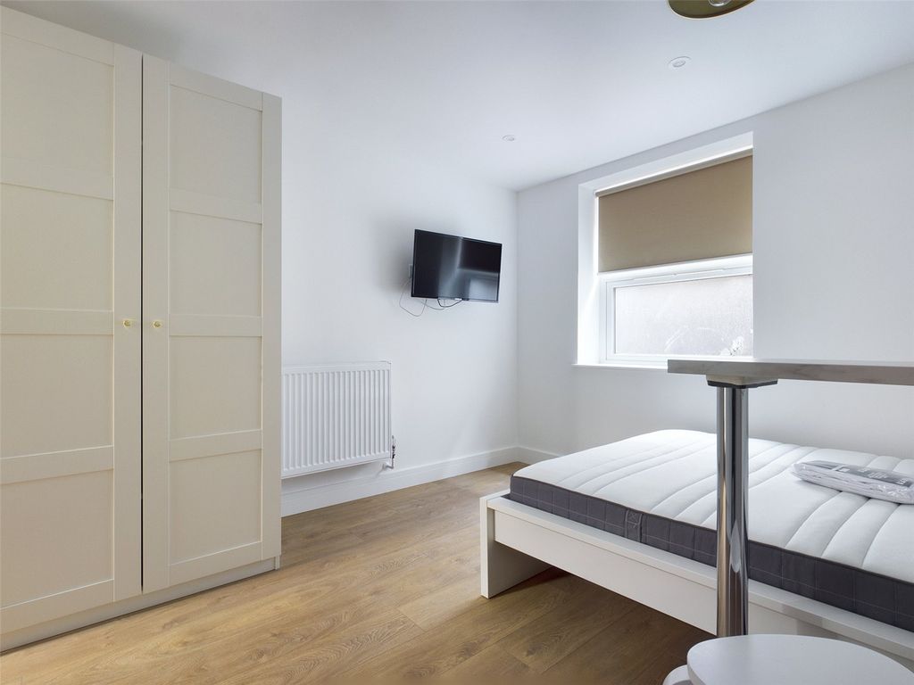 Property photo 3 of 5 Bedroom-To-Rent