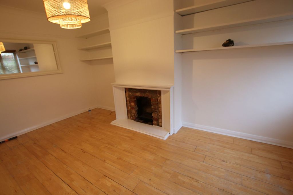 Property photo 1 of 13 Spacious 2 - Bedroom Ground Floor Flat To Let