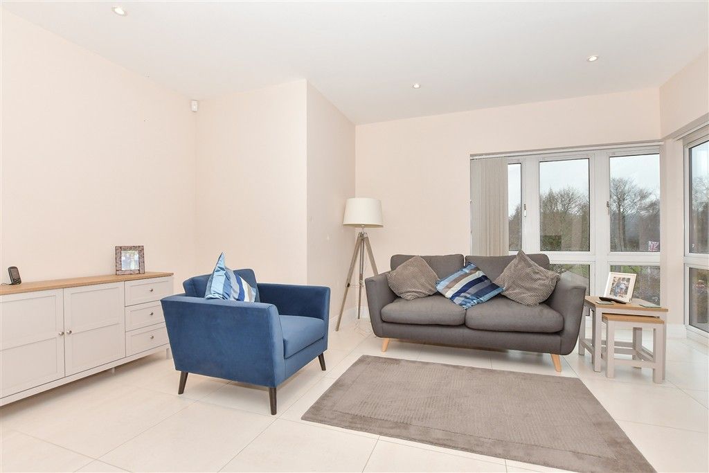 Property photo 3 of 16 Kitchen/Lounge