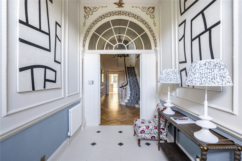 Property photo 3 of 28 Entrance Hall