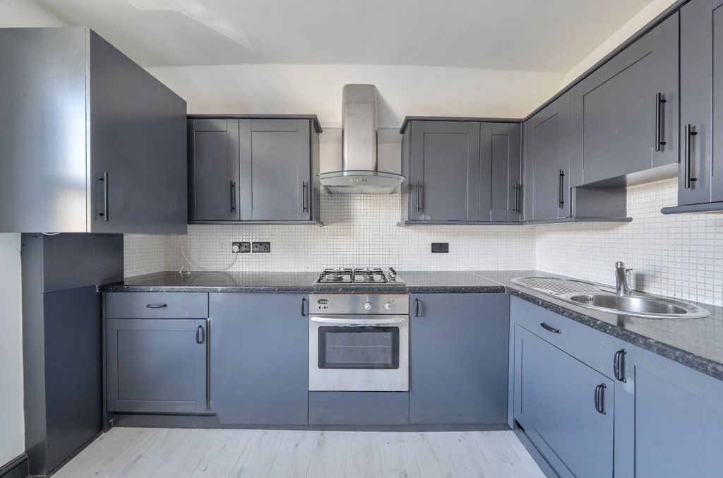 Property photo 3 of 11 Kitchen