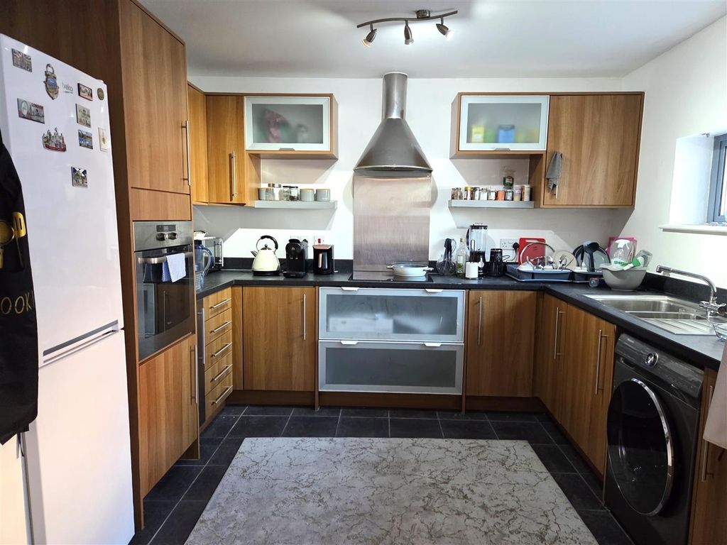 Property photo 3 of 11 Kitchen.Jpg