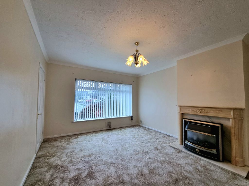 Property photo 3 of 17 Lounge