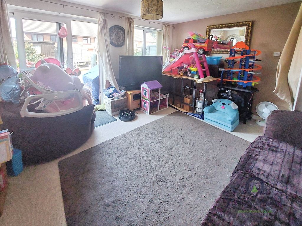 Property photo 3 of 8 Lounge