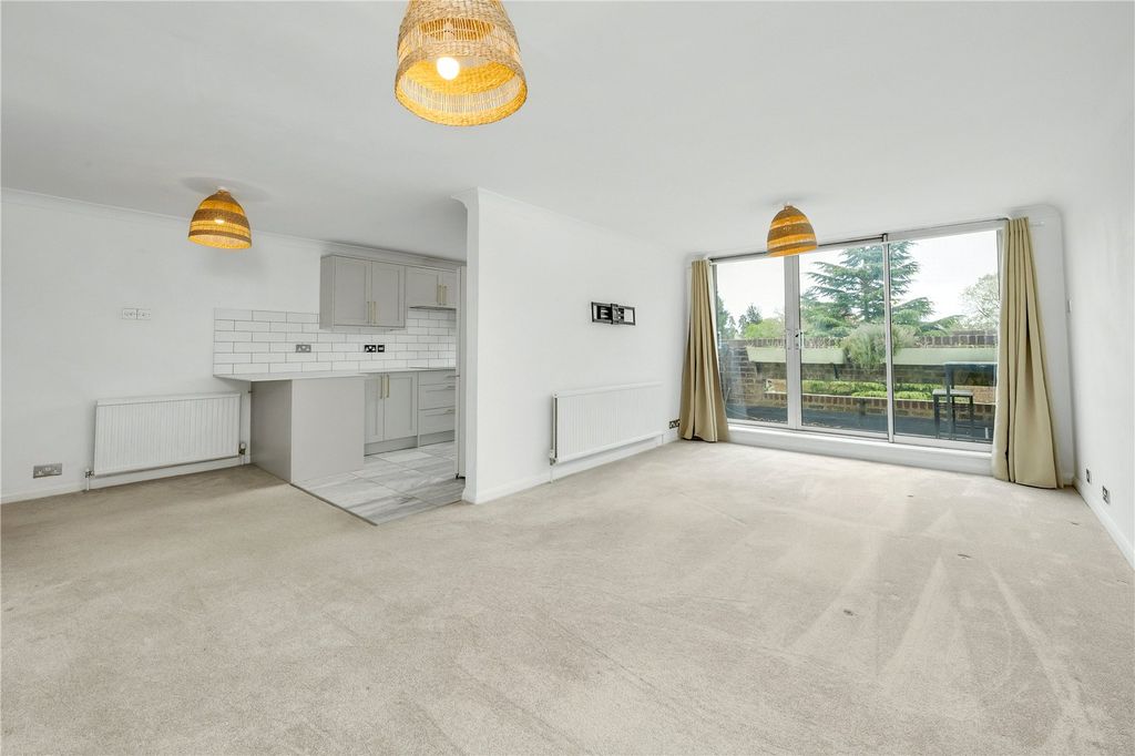 Property photo 2 of 14 Kitchen/Reception