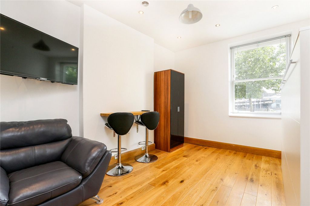 Property photo 3 of 7 Studio