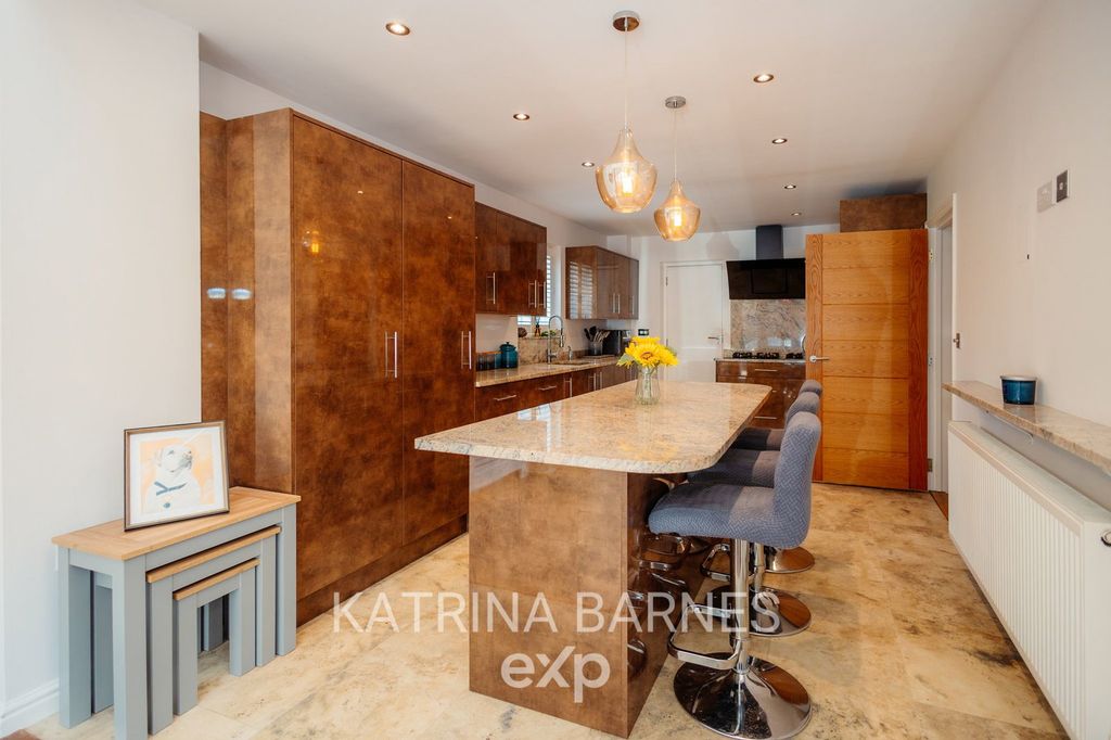 Property photo 2 of 31