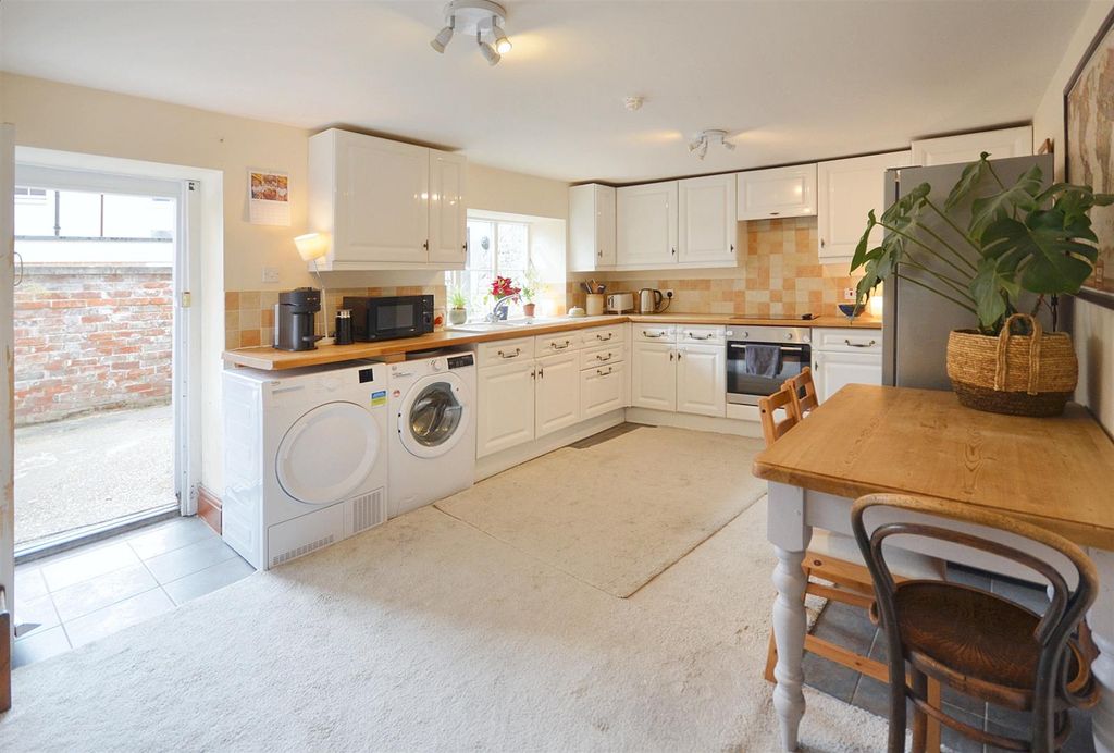 Property photo 2 of 11 Kitchen/Dining Room