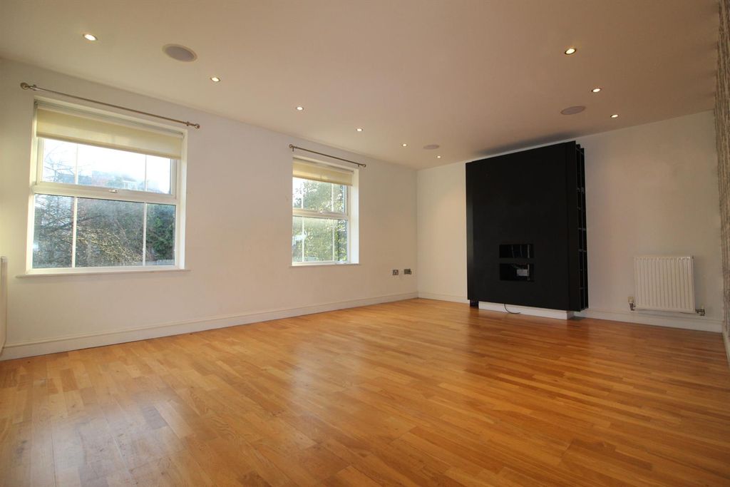 Property photo 2 of 10 E Lounge.Jpg