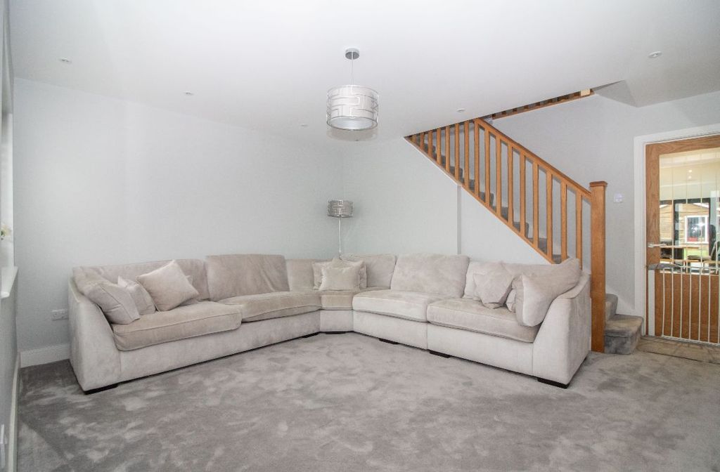 Property photo 2 of 28