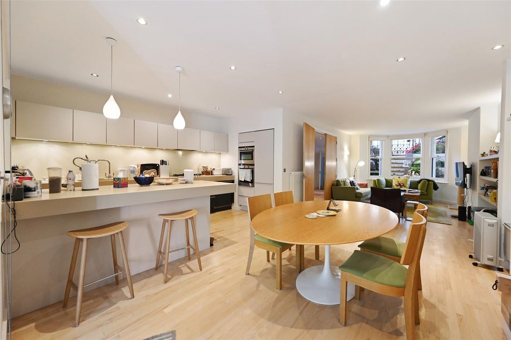 Property photo 3 of 13 Glazbury Road