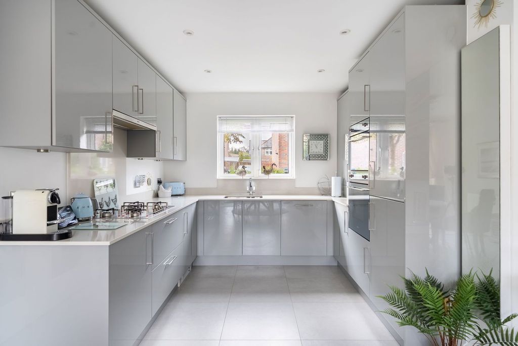 Property photo 2 of 31