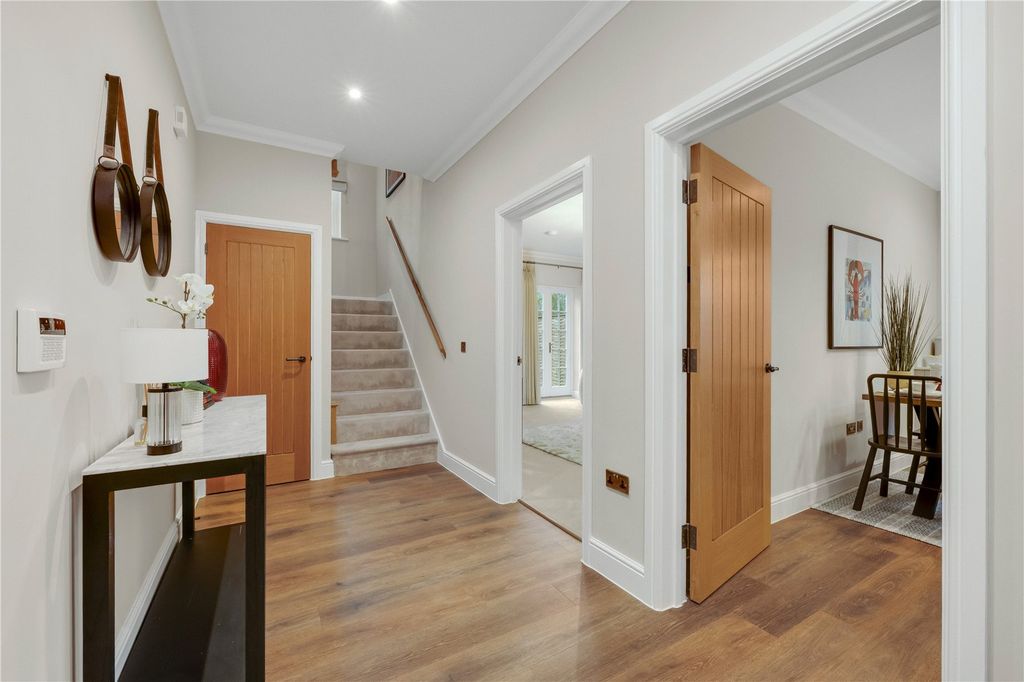 Property photo 3 of 14 Entrance Hall