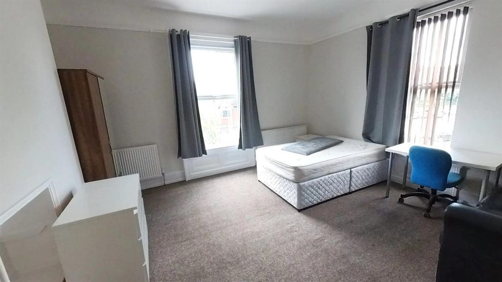 Property photo 3 of 13 Spacious Bedroom With Study Desk And Natural Light...