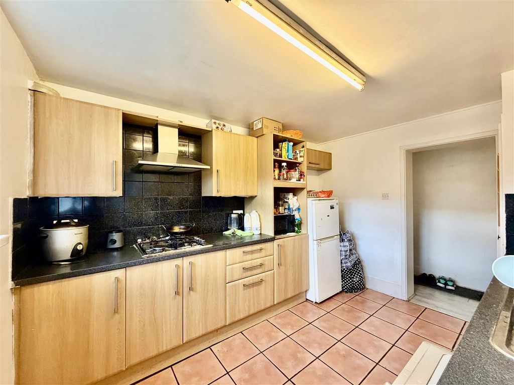 Property photo 2 of 10 Kitchen