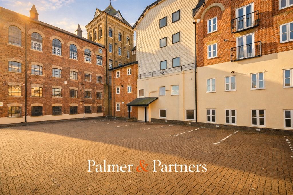 Property photo 1 of 6 External