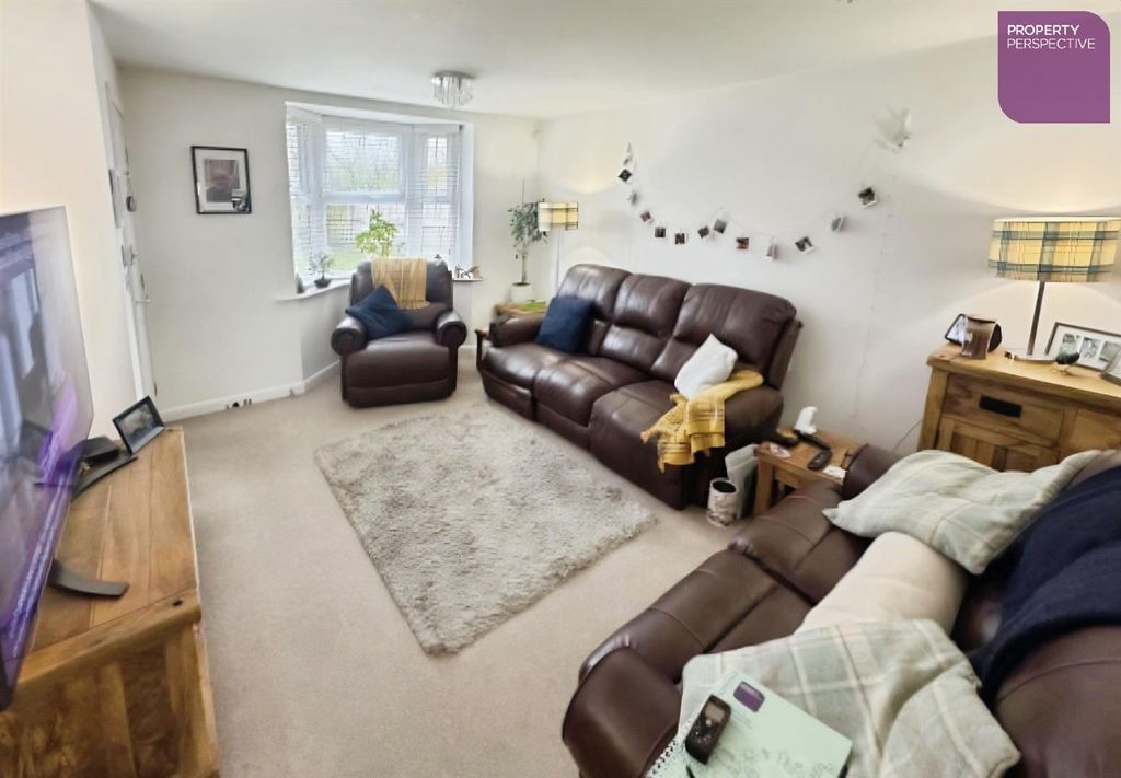 Property photo 2 of 9 92B88699-Lounge.Jpg