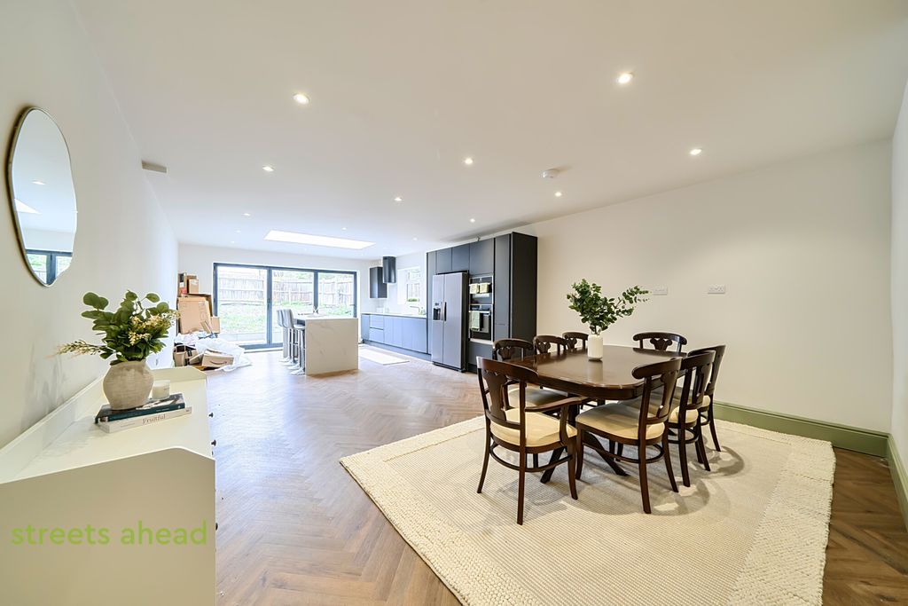 Property photo 3 of 18 04c1Fc11-629A-4A2...