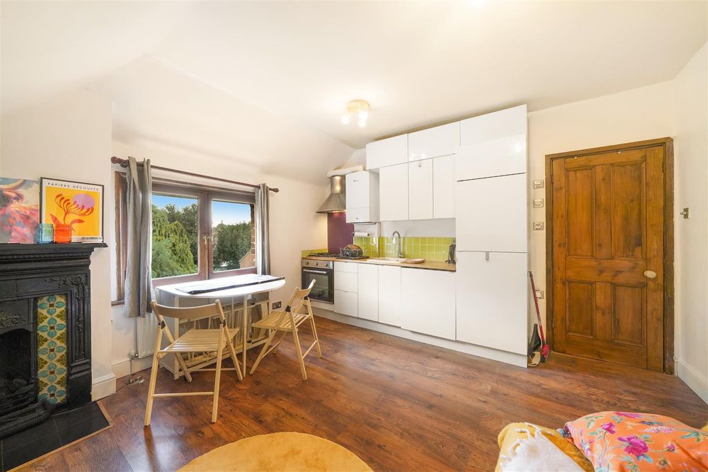 Property photo 2 of 15 Gwendolen Avenue