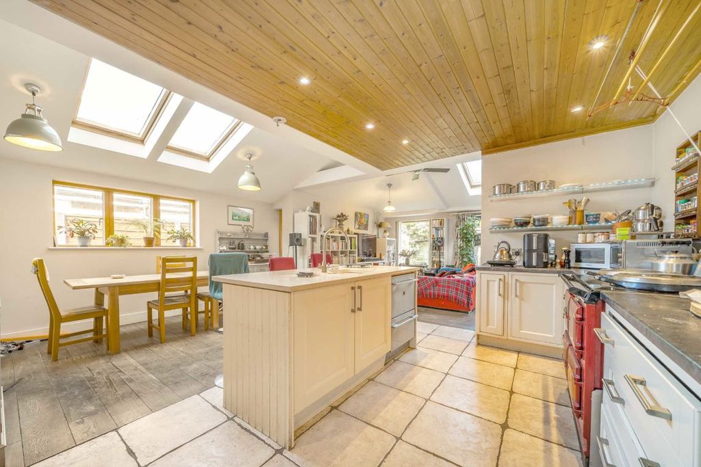 Property photo 2 of 8