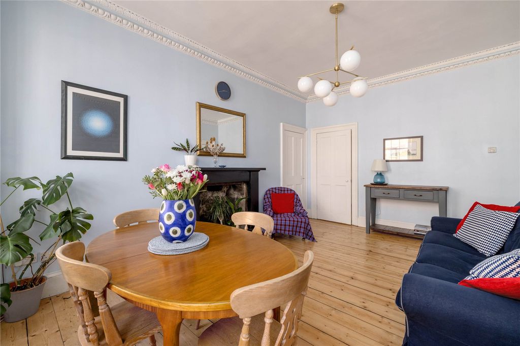 Property photo 1 of 17 Living Room