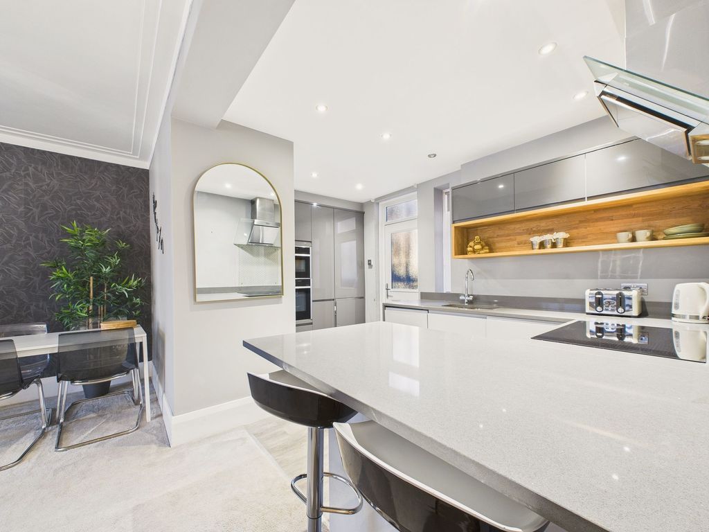 Property photo 2 of 11 Kitchen