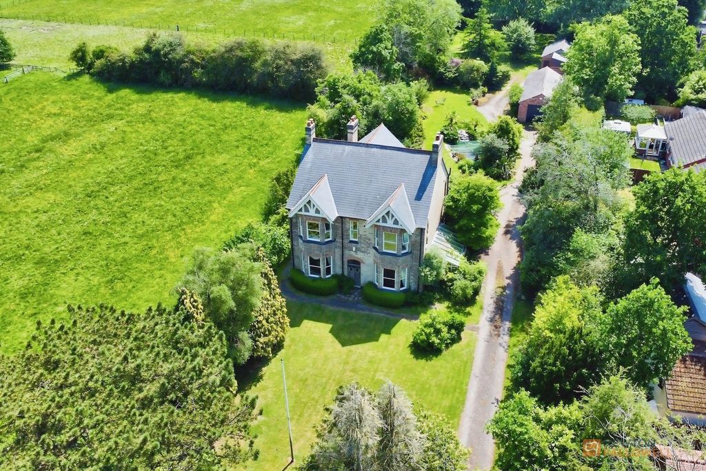 Property photo 1 of 33