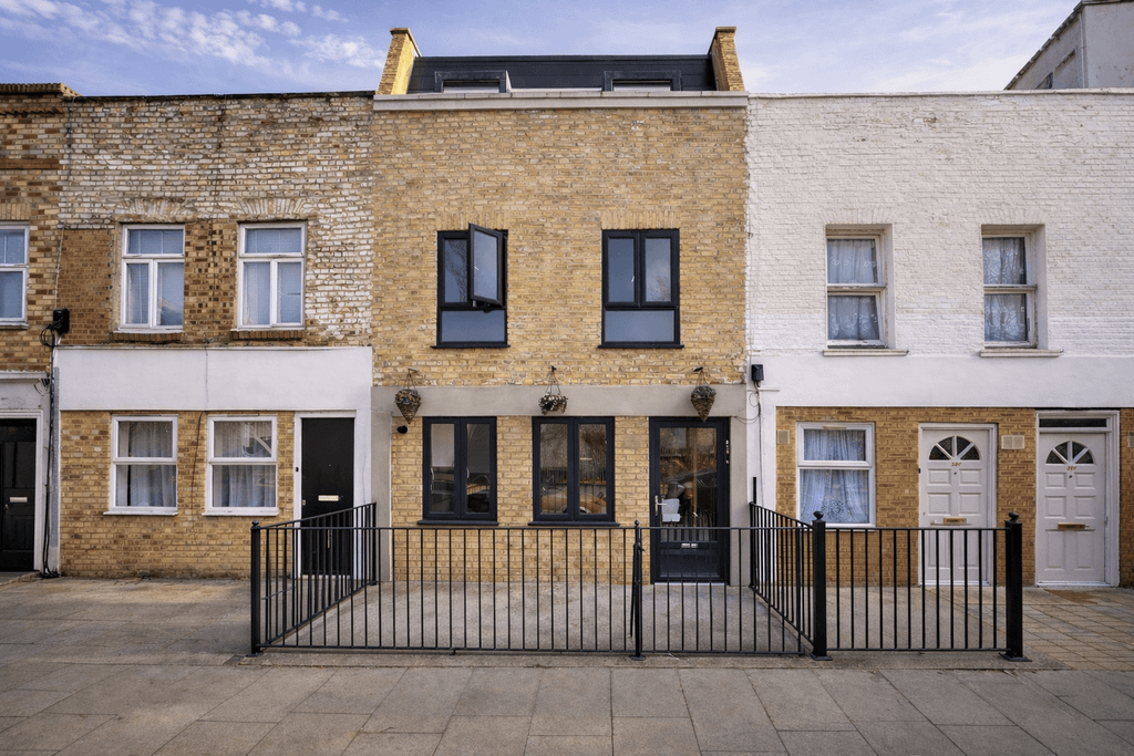 Property photo 1 of 8 2 Bedroom Apartment For Rent