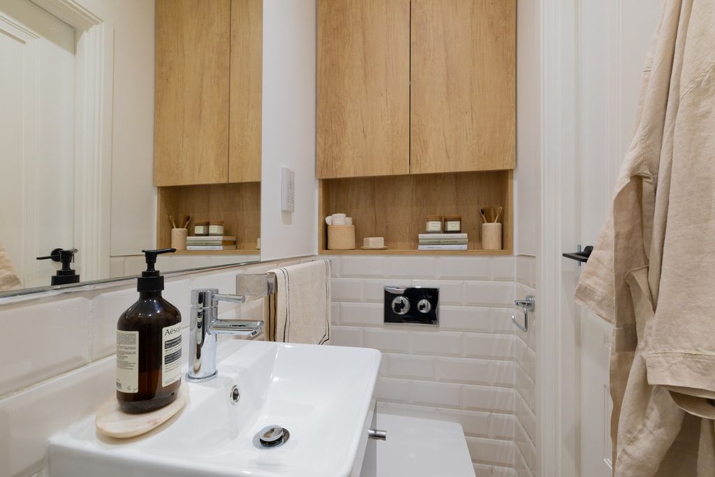 Property photo 3 of 19 Bathroom