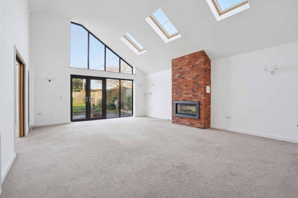 Property photo 2 of 27