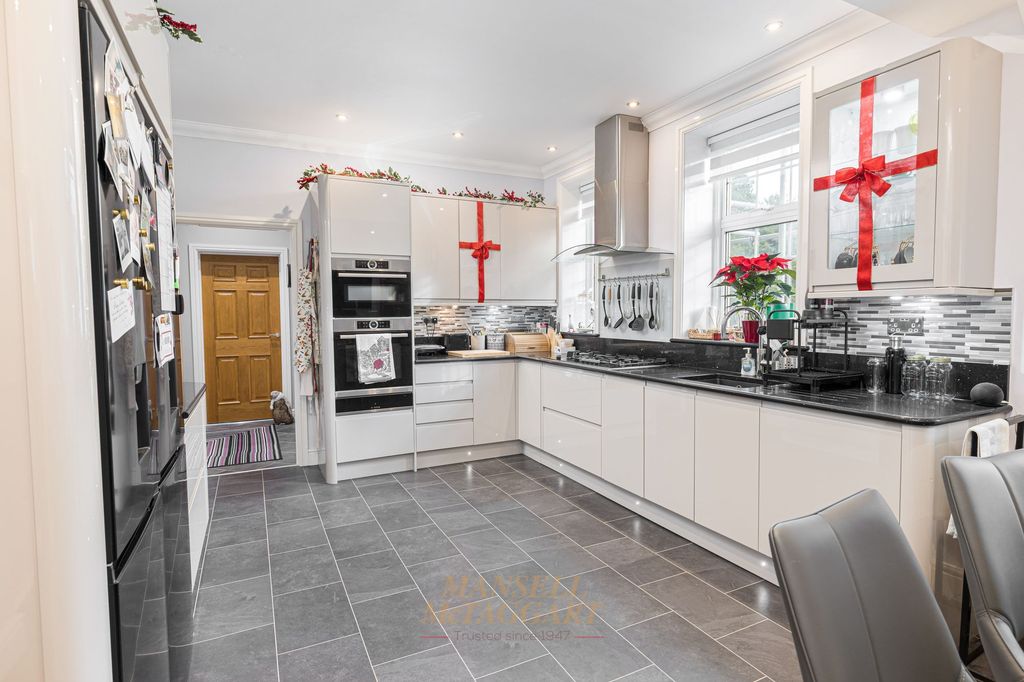 Property photo 3 of 28