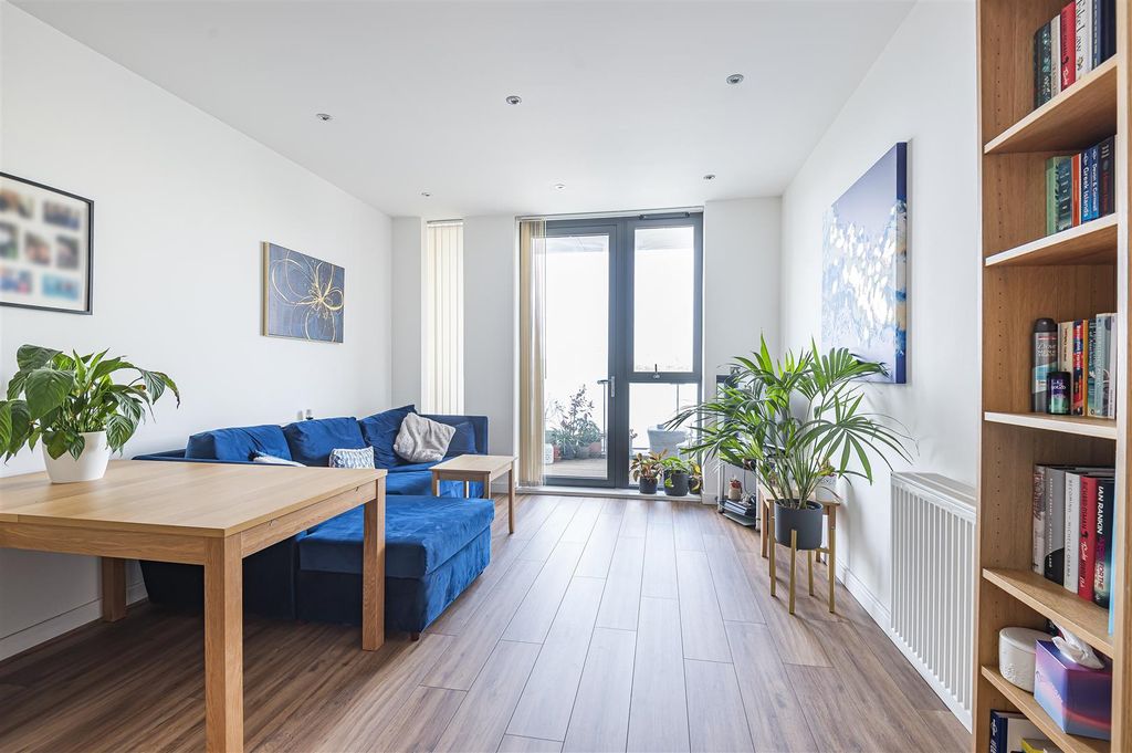 Property photo 3 of 17 Osier